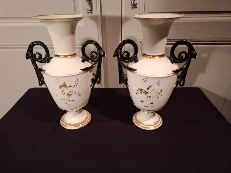 Paire de vases balustres en porcelaine de Paris d’époque Napoléon III.
