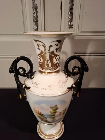 Paire de vases balustres en porcelaine de Paris d’époque Napoléon III.