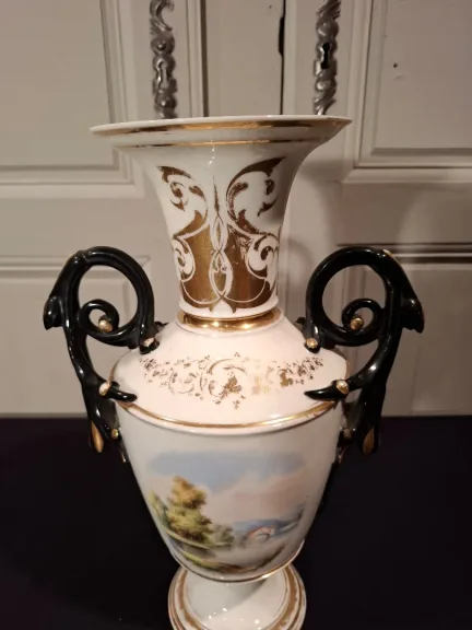 Paire de vases balustres en porcelaine de Paris d’époque Napoléon III.