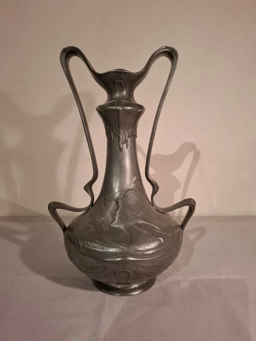Vase en étain d’époque Art Nouveau signé J. Rob Hannig 1900.