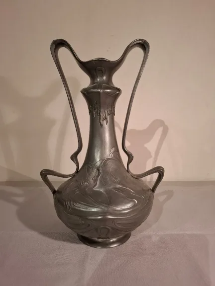 Vase en étain d’époque Art Nouveau signé J. Rob Hannig 1900.