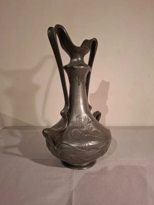Vase en étain d’époque Art Nouveau signé J. Rob Hannig 1900.