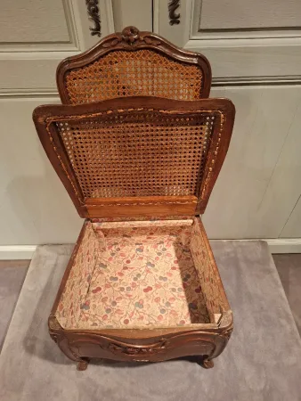 Siège d’aisance d’époque Louis XV en hêtre.
