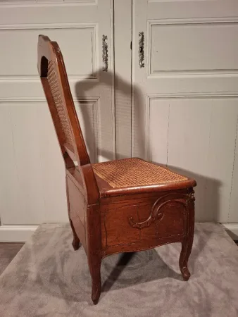 Siège d’aisance d’époque Louis XV en hêtre.