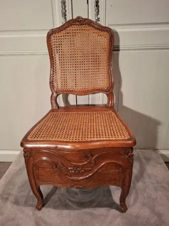 Siège d’aisance d’époque Louis XV en hêtre.