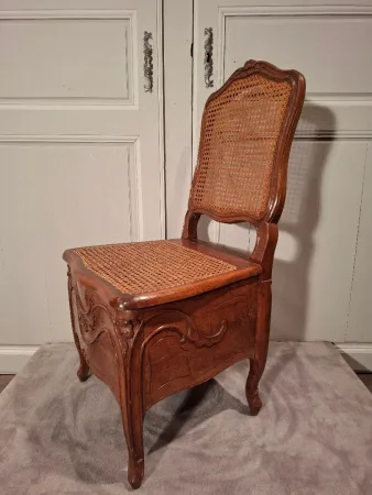 Siège d’aisance d’époque Louis XV en hêtre.