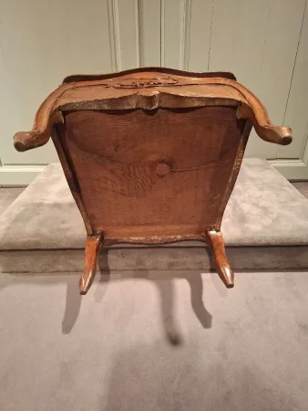 Siège d’aisance d’époque Louis XV en hêtre.