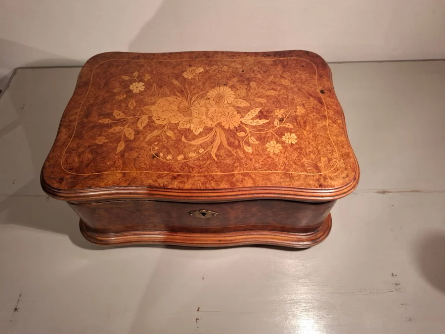 Coffret en marqueterie de bois clair et loupe de thuya d’époque XIXème siècle.