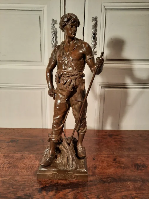 Un Bronze représentant un moissonneur, signé Picault.