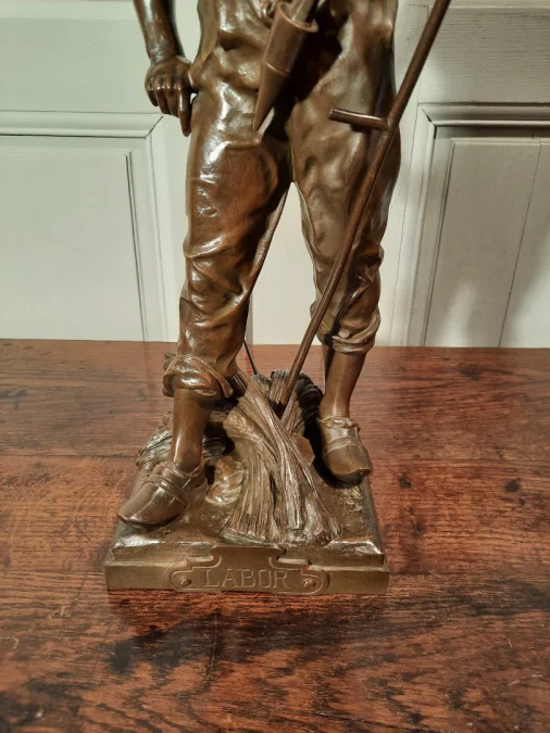 Un Bronze représentant un moissonneur, signé Picault.