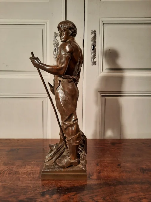 Un Bronze représentant un moissonneur, signé Picault.