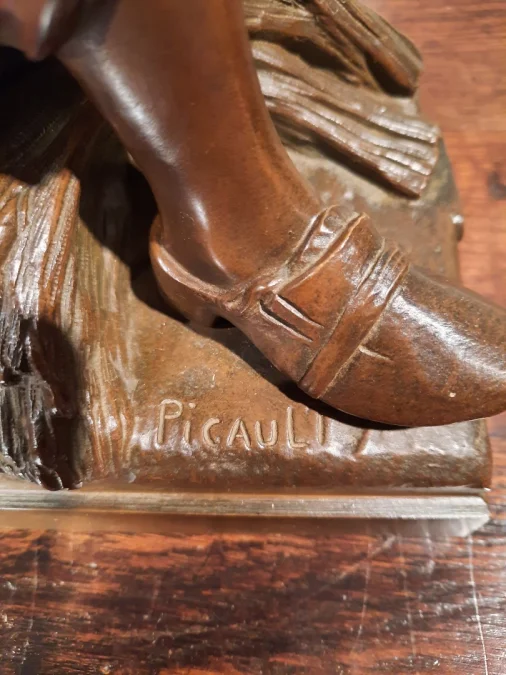 Un Bronze représentant un moissonneur, signé Picault.