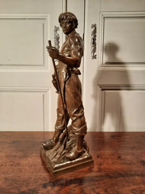 Un Bronze représentant un moissonneur, signé Picault.