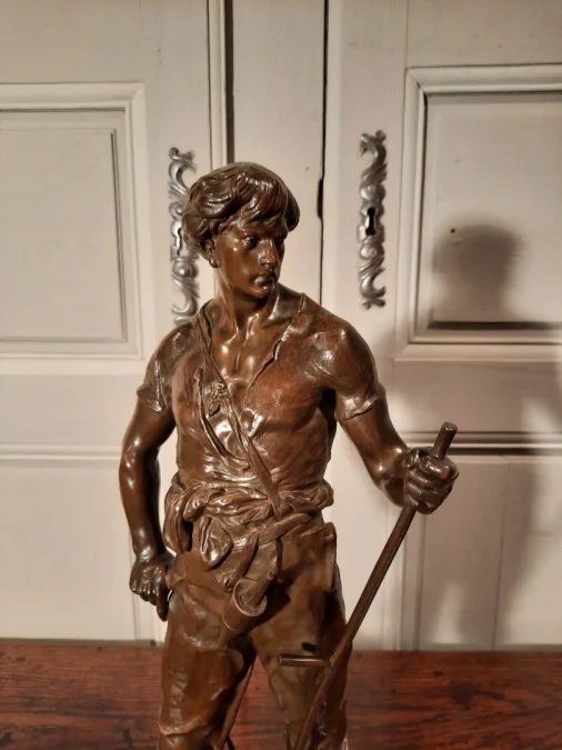 Un Bronze représentant un moissonneur, signé Picault.