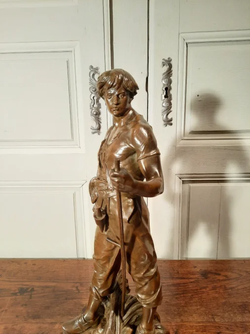 Un Bronze représentant un moissonneur, signé Picault.