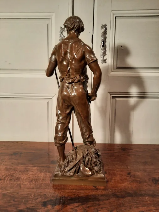 Un Bronze représentant un moissonneur, signé Picault.