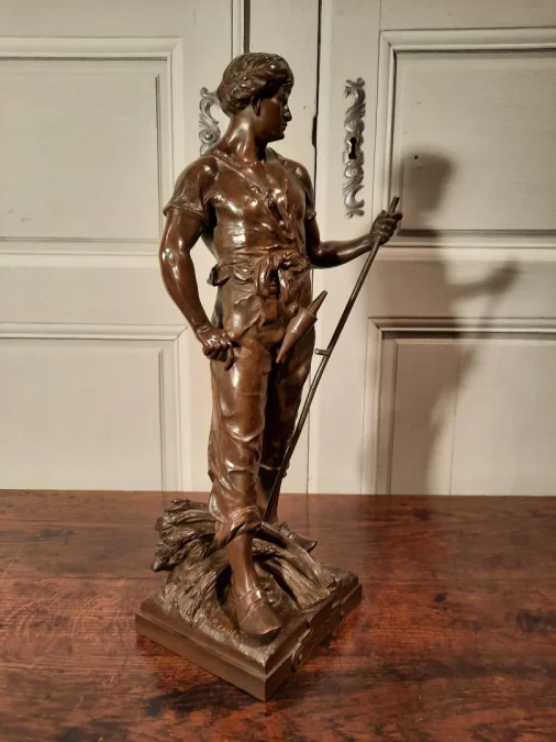 Un Bronze représentant un moissonneur, signé Picault.