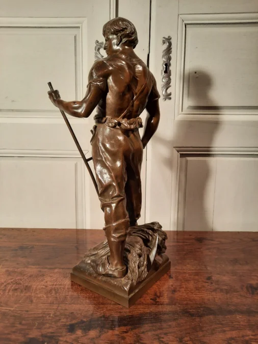 Un Bronze représentant un moissonneur, signé Picault.