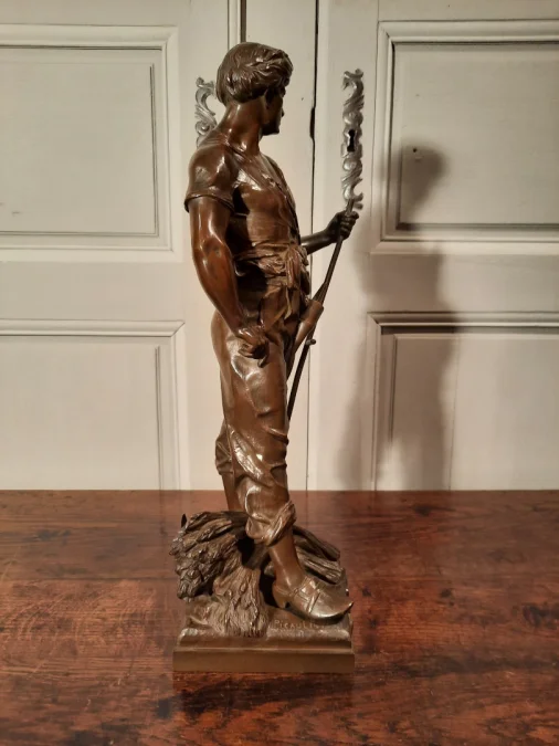 Un Bronze représentant un moissonneur, signé Picault.
