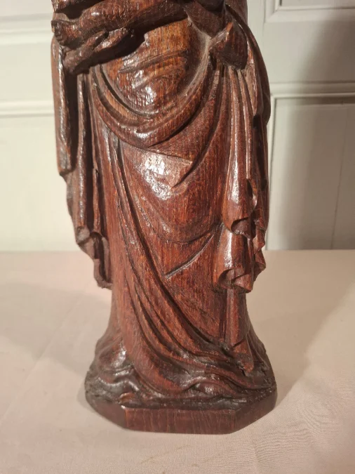 Vierge à l’enfant en chêne sculpté d’époque milieu du XIXème siècle.