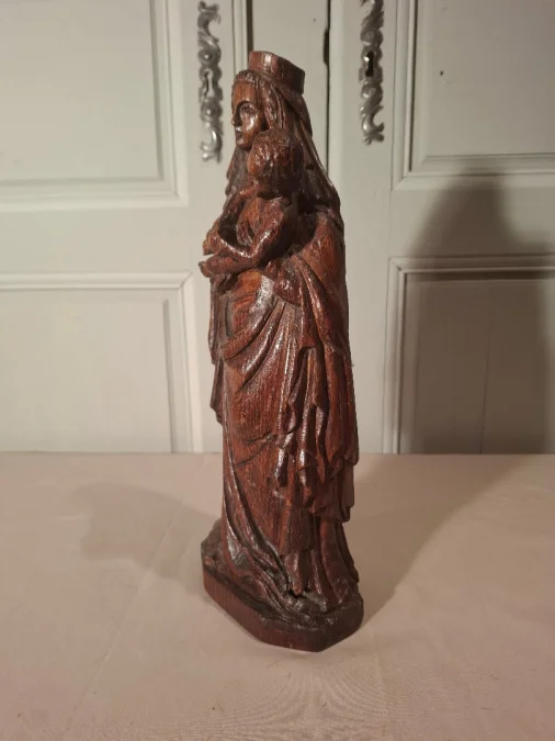 Vierge à l’enfant en chêne sculpté d’époque milieu du XIXème siècle.