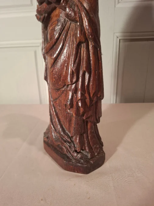 Vierge à l’enfant en chêne sculpté d’époque milieu du XIXème siècle.