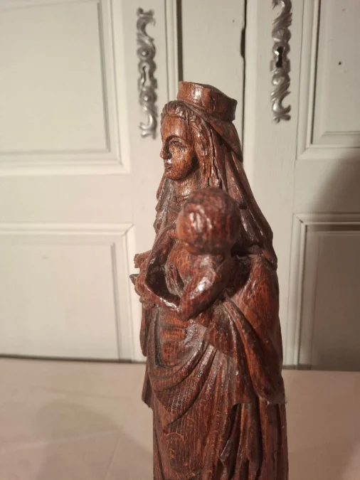 Vierge à l’enfant en chêne sculpté d’époque milieu du XIXème siècle.