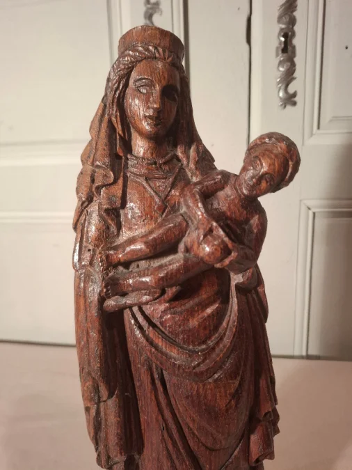 Vierge à l’enfant en chêne sculpté d’époque milieu du XIXème siècle.
