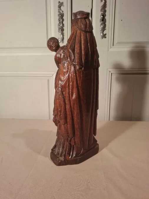 Vierge à l’enfant en chêne sculpté d’époque milieu du XIXème siècle.