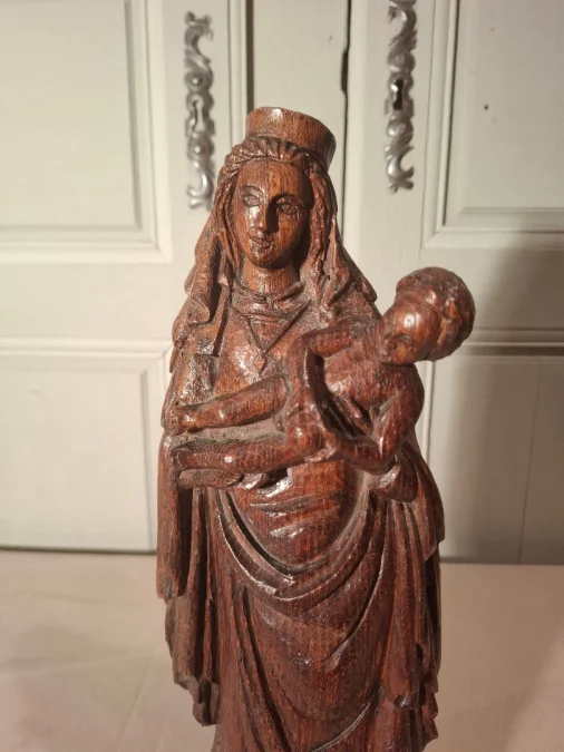 Vierge à l’enfant en chêne sculpté d’époque milieu du XIXème siècle.