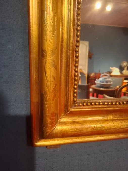 Miroir d’époque Louis-Philippe doré à la feuille d’or.