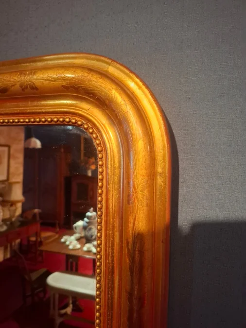 Miroir d’époque Louis-Philippe doré à la feuille d’or.