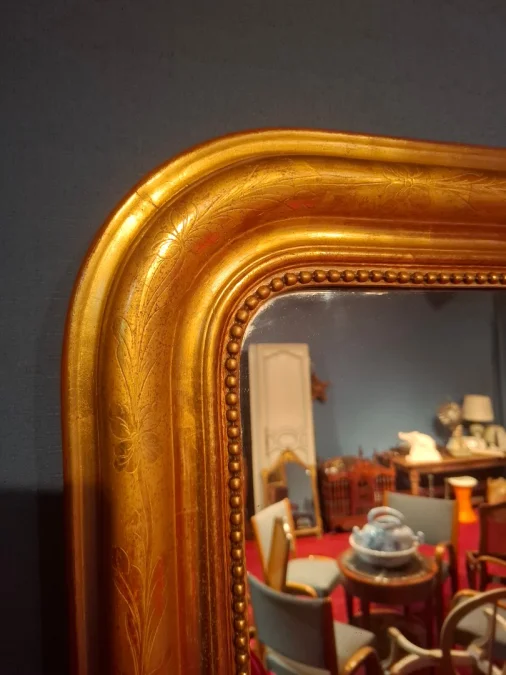 Miroir d’époque Louis-Philippe doré à la feuille d’or.