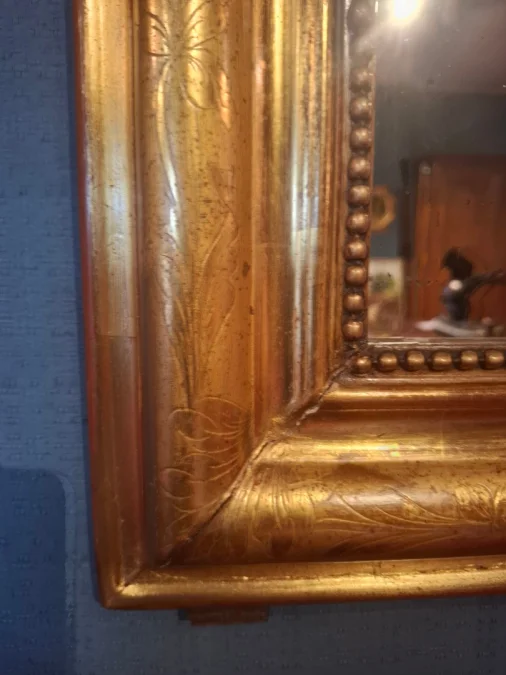 Miroir d’époque Louis-Philippe doré à la feuille d’or.