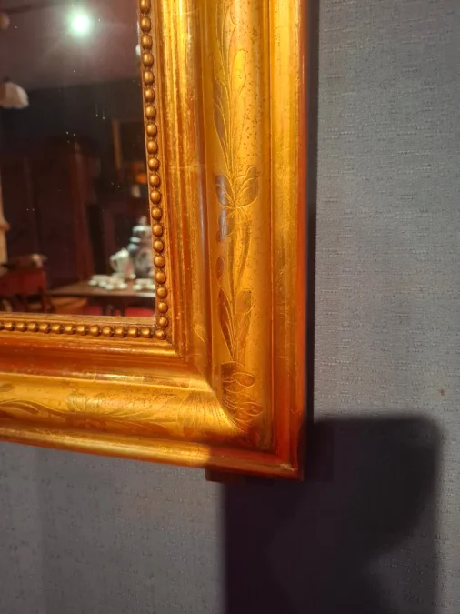 Miroir d’époque Louis-Philippe doré à la feuille d’or.