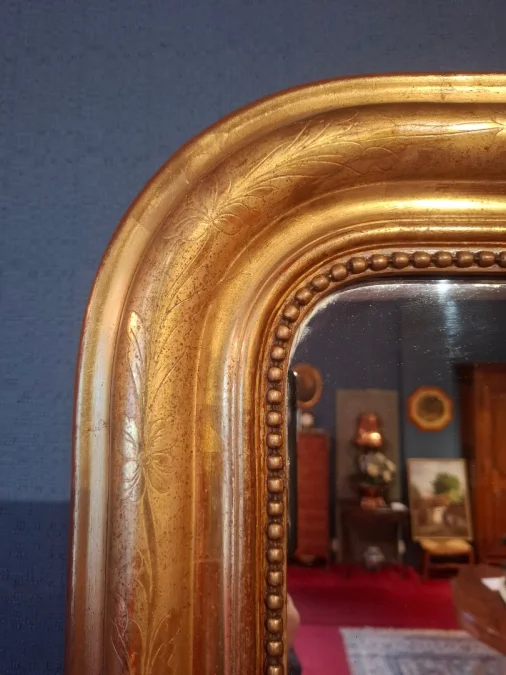 Miroir d’époque Louis-Philippe doré à la feuille d’or.