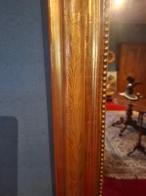Miroir d’époque Louis-Philippe doré à la feuille d’or.