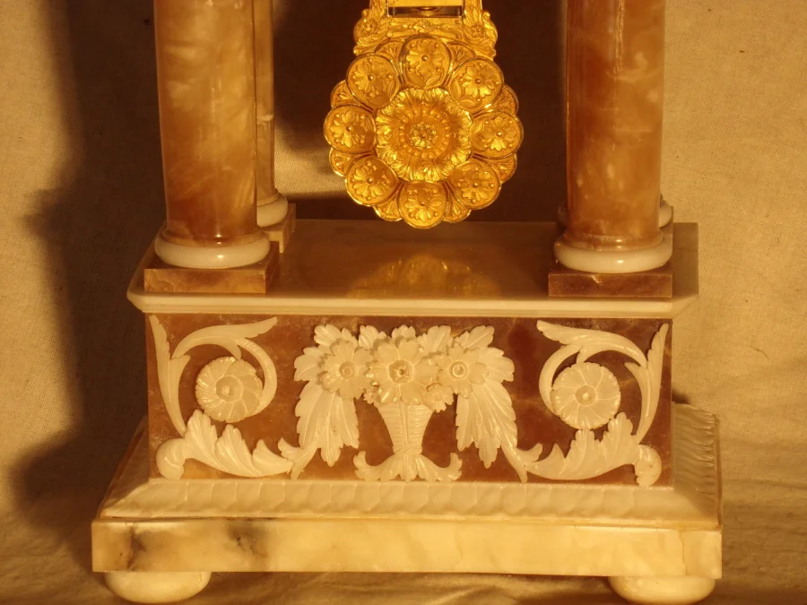 Pendule portique en albâtre XIXéme