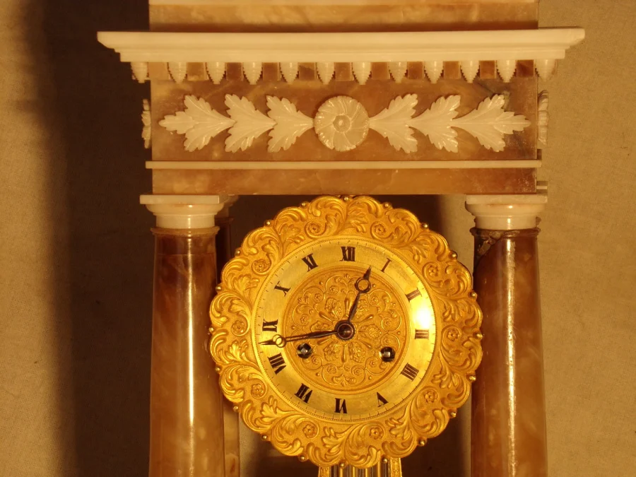 Pendule portique en albâtre XIXéme