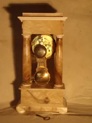 Pendule portique en albâtre XIXéme