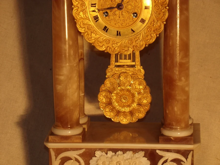 Pendule portique en albâtre XIXéme