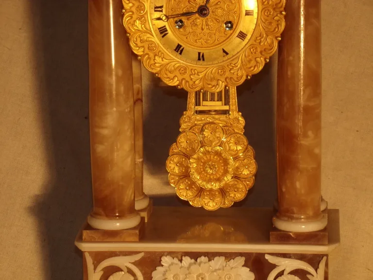 Pendule portique en albâtre XIXéme