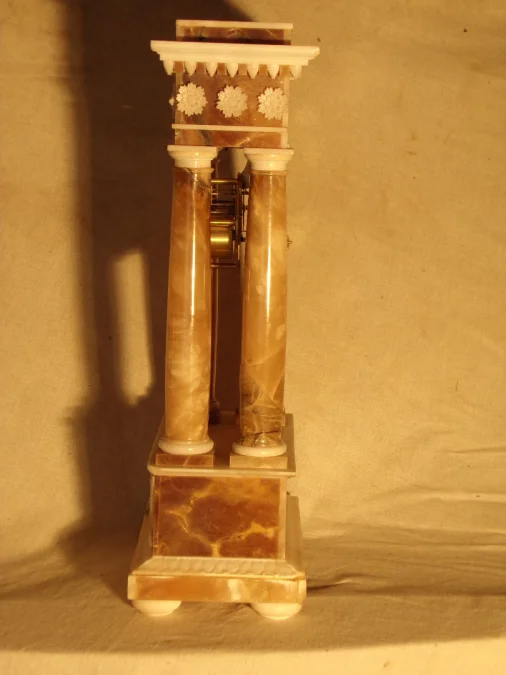 Pendule portique en albâtre XIXéme