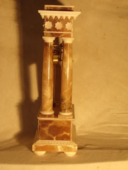 Pendule portique en albâtre XIXéme