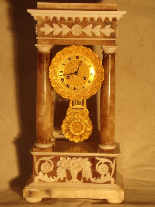 Pendule portique en albâtre XIXéme