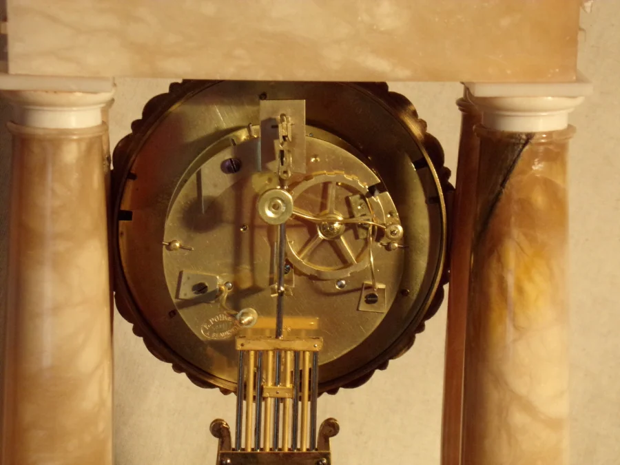 Pendule portique en albâtre XIXéme