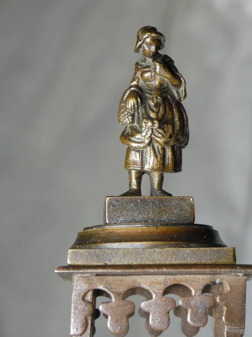 Bronze de Vienne " femme au panier " 19e siècle sur sa sellette