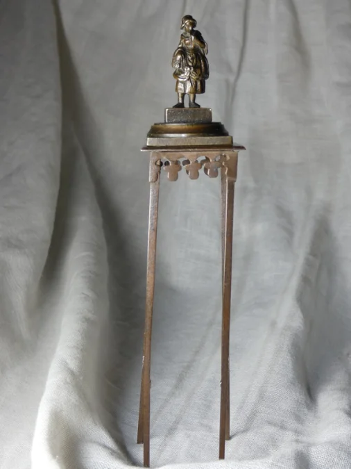 Bronze de Vienne " femme au panier " 19e siècle sur sa sellette