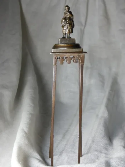 Bronze de Vienne " femme au panier " 19e siècle sur sa sellette