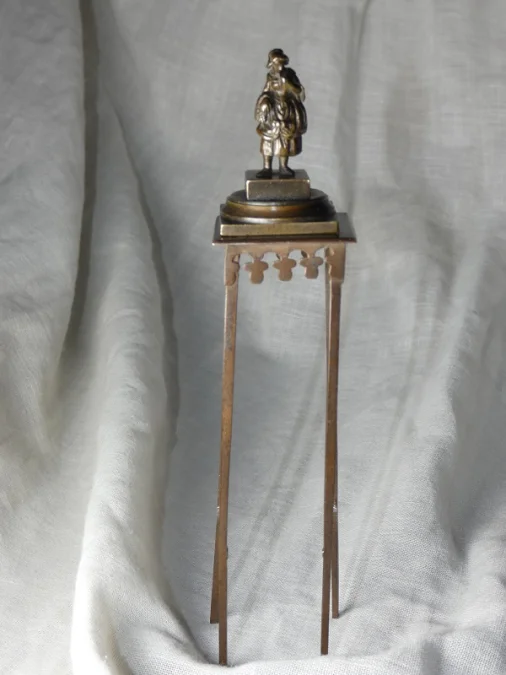 Bronze de Vienne " femme au panier " 19e siècle sur sa sellette